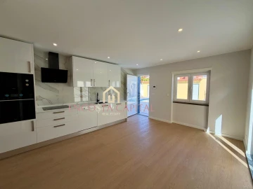 Apartamento T1 para Venda em Carcavelos e Parede