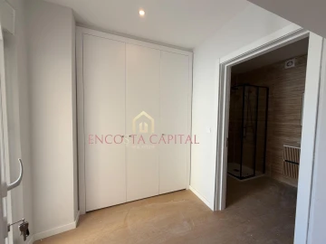 Apartamento T1 para Venda em Carcavelos e Parede