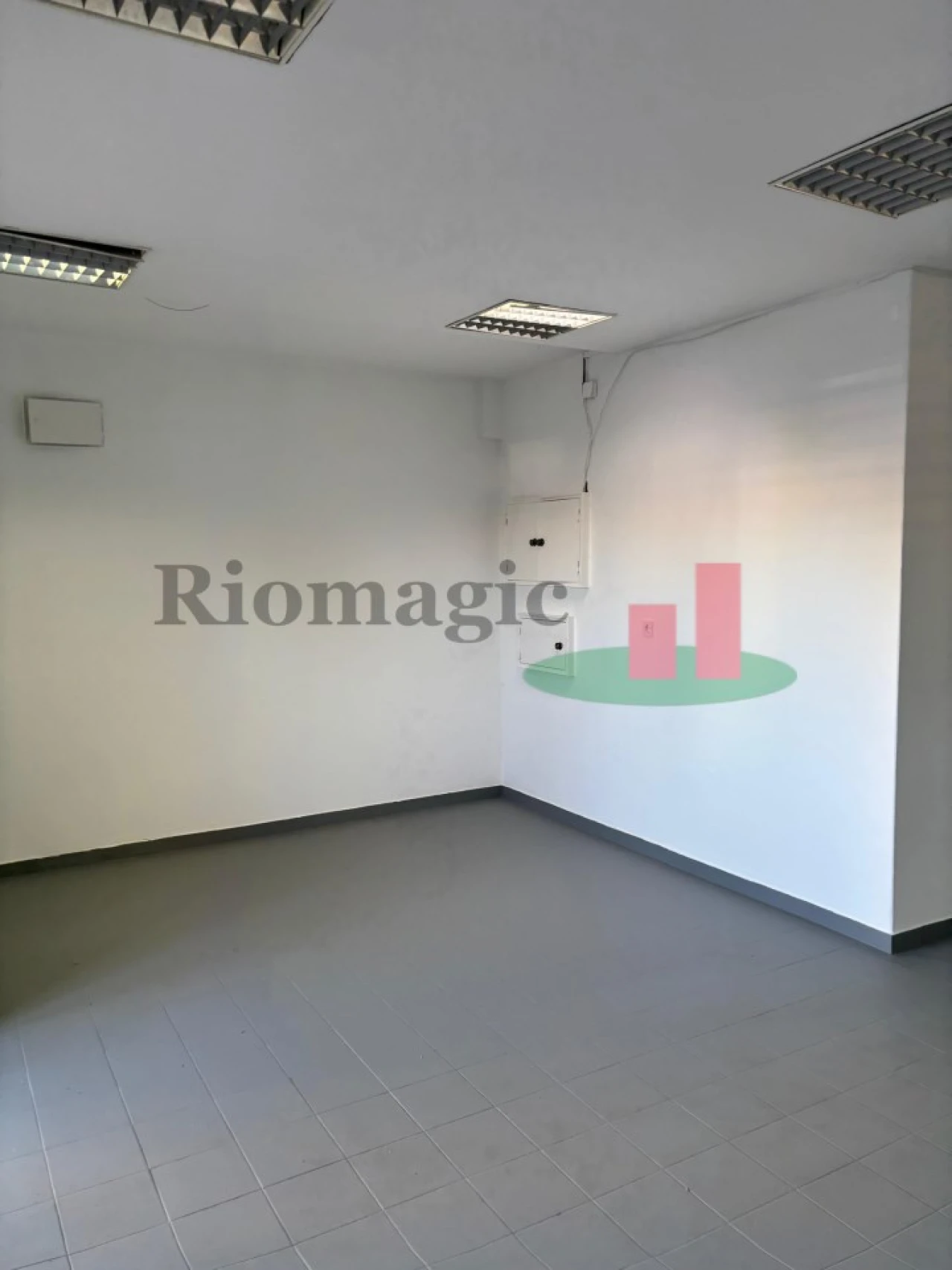 Loja para Arrendamento em Laranjeiro e Feijó Foto 4