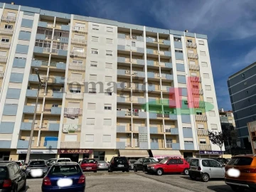 Loja para Arrendamento em Laranjeiro e Feijó