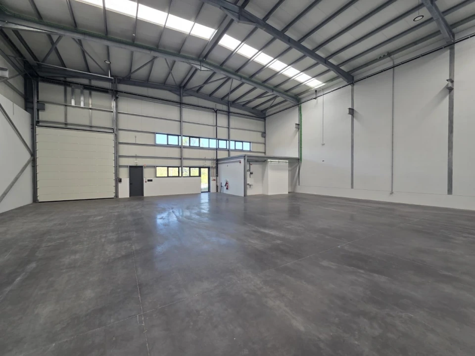Armazém para Arrendamento em Vilarinho das Cambas Foto 2