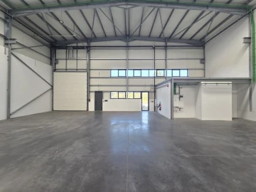 Armazém para Arrendamento em Vilarinho das Cambas