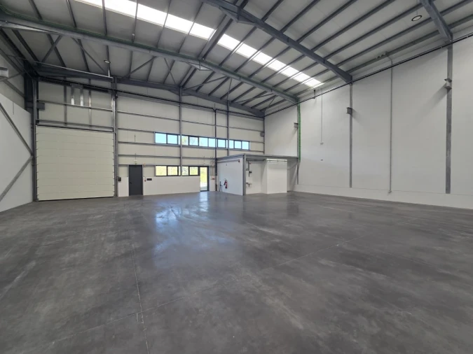 Armazém para Arrendamento em Vilarinho das Cambas Foto 2
