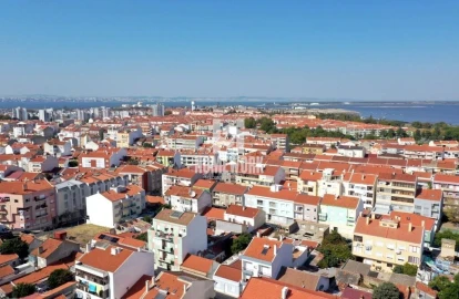 Moradia T3 para Venda em Baixa da Banheira e Vale da Amoreira