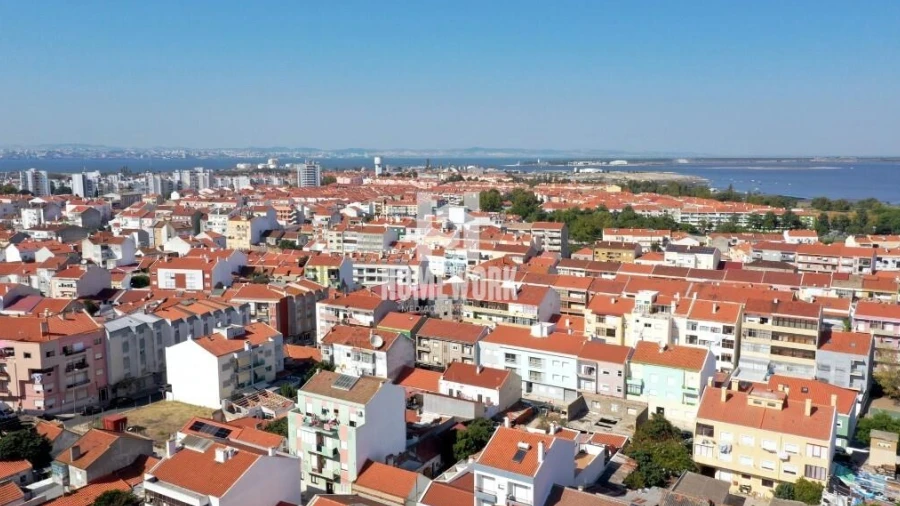 Moradia T3 para Venda em Baixa da Banheira e Vale da Amoreira
