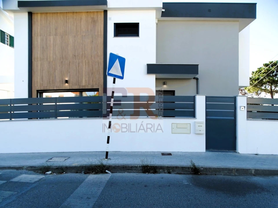 Moradia T4 para Venda em Fernao Ferro Foto 1