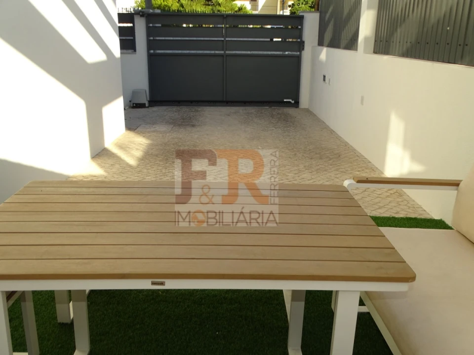 Moradia T4 para Venda em Fernao Ferro Foto 23