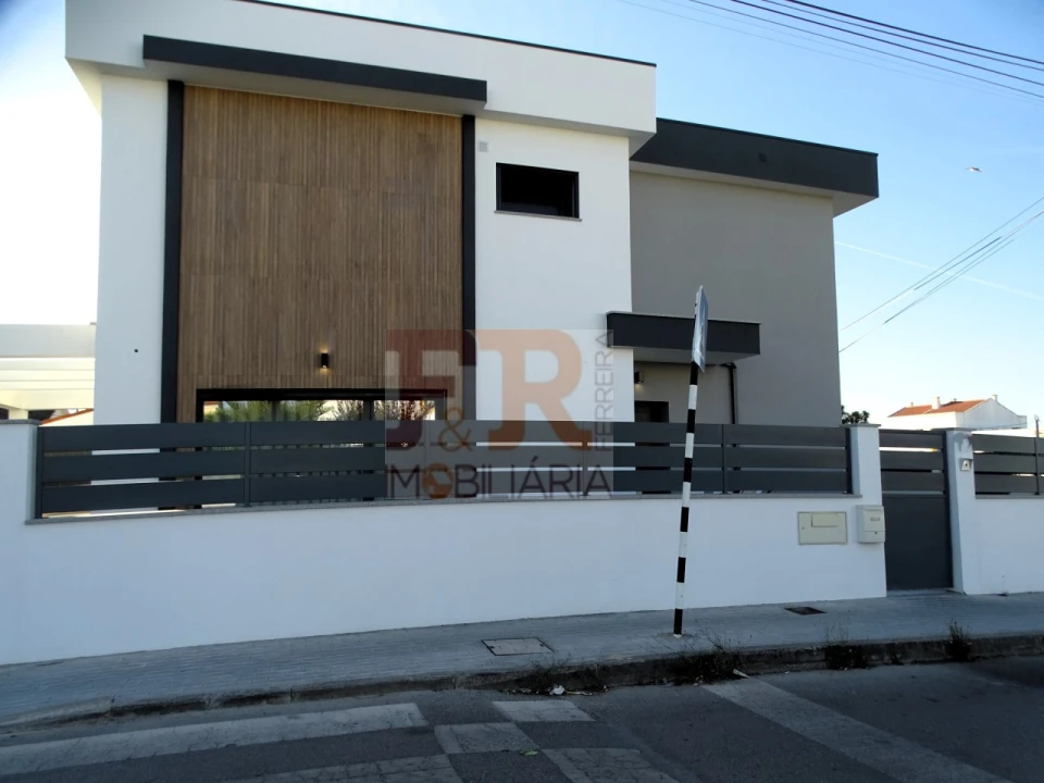 Moradia T4 para Venda em Fernao Ferro Foto 62
