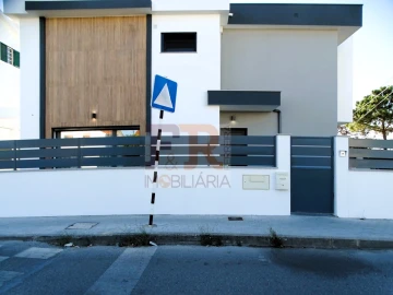 Moradia T4 para Venda em Fernao Ferro