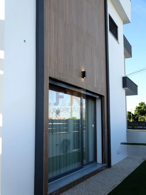 Moradia T4 para Venda em Fernao Ferro