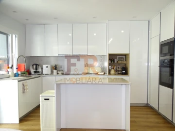 Moradia T4 para Venda em Fernao Ferro