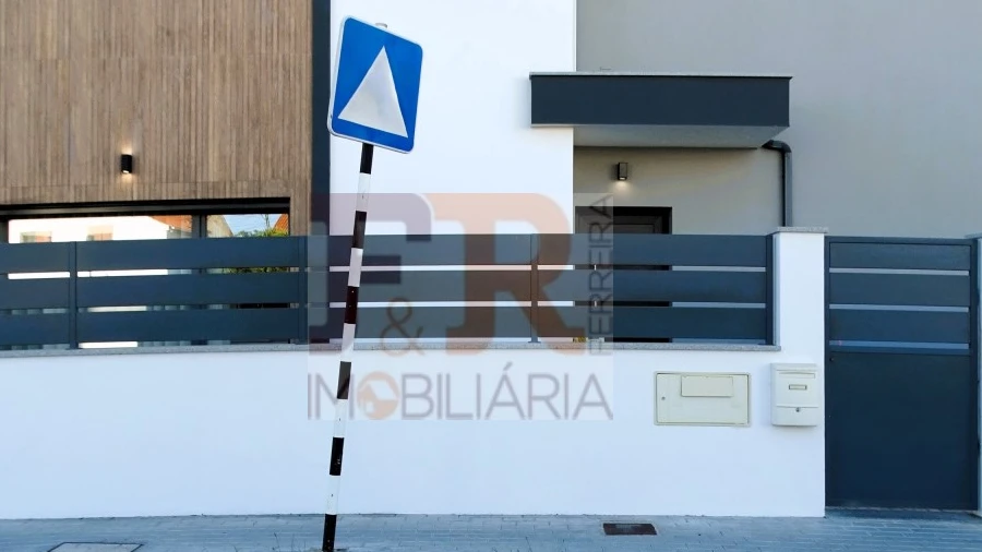 Moradia T4 para Venda em Fernao Ferro