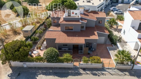Moradia T4 para Venda em Quelfes