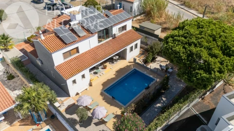 Moradia T4 para Venda em Quelfes
