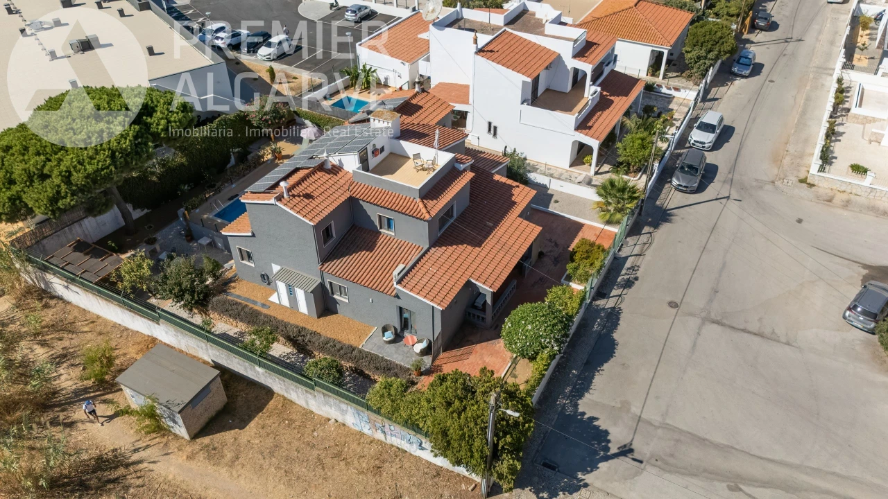 Moradia T4 para Venda em Quelfes Foto 7
