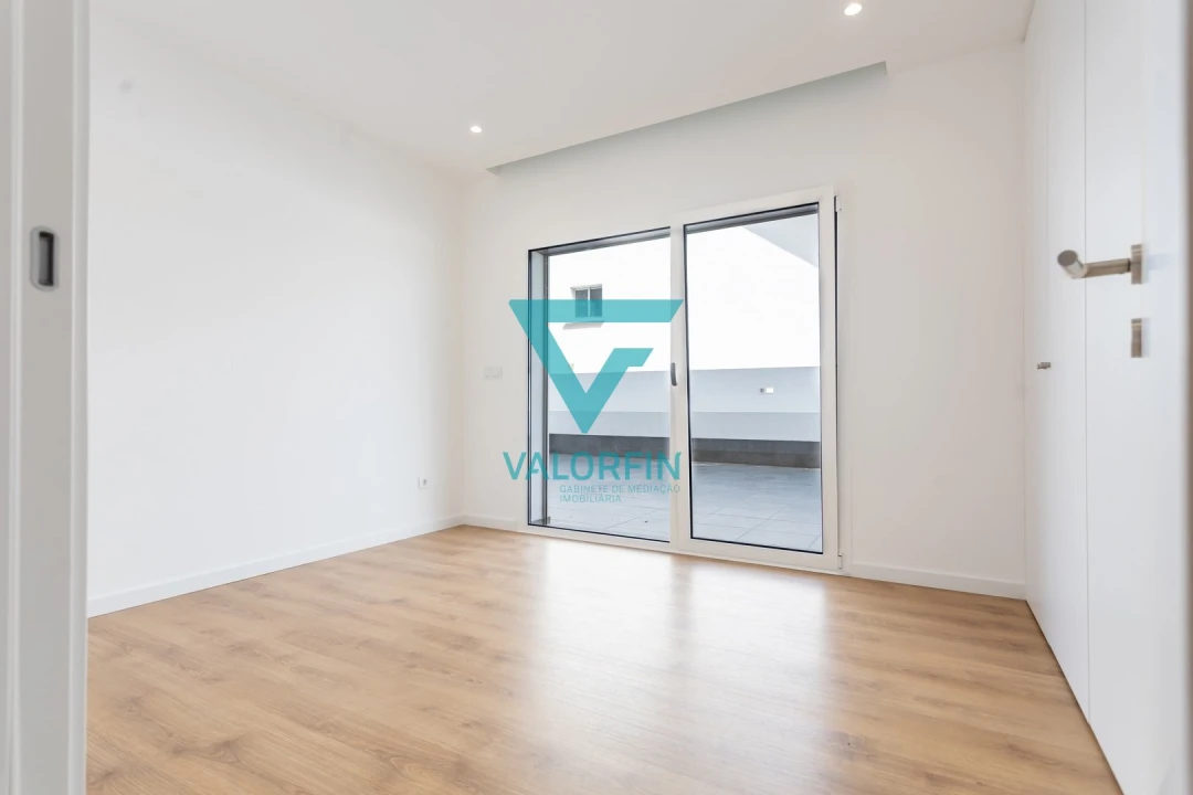 Apartamento T3 para Venda em Parceiros e Azoia Foto 13
