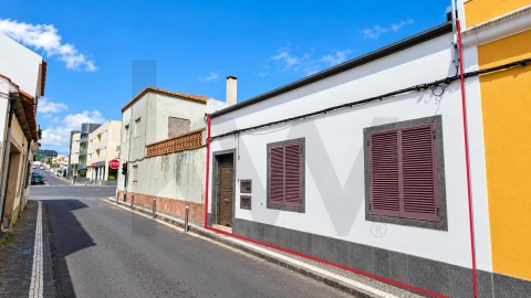 Moradia T4 para Venda em Ponta Delgada (São Pedro)