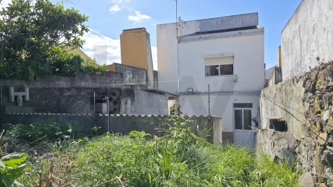 Moradia T4 para Venda em Ponta Delgada (São Pedro)