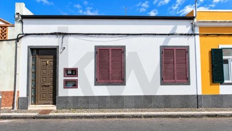 Moradia T4 para Venda em Ponta Delgada (São Pedro)