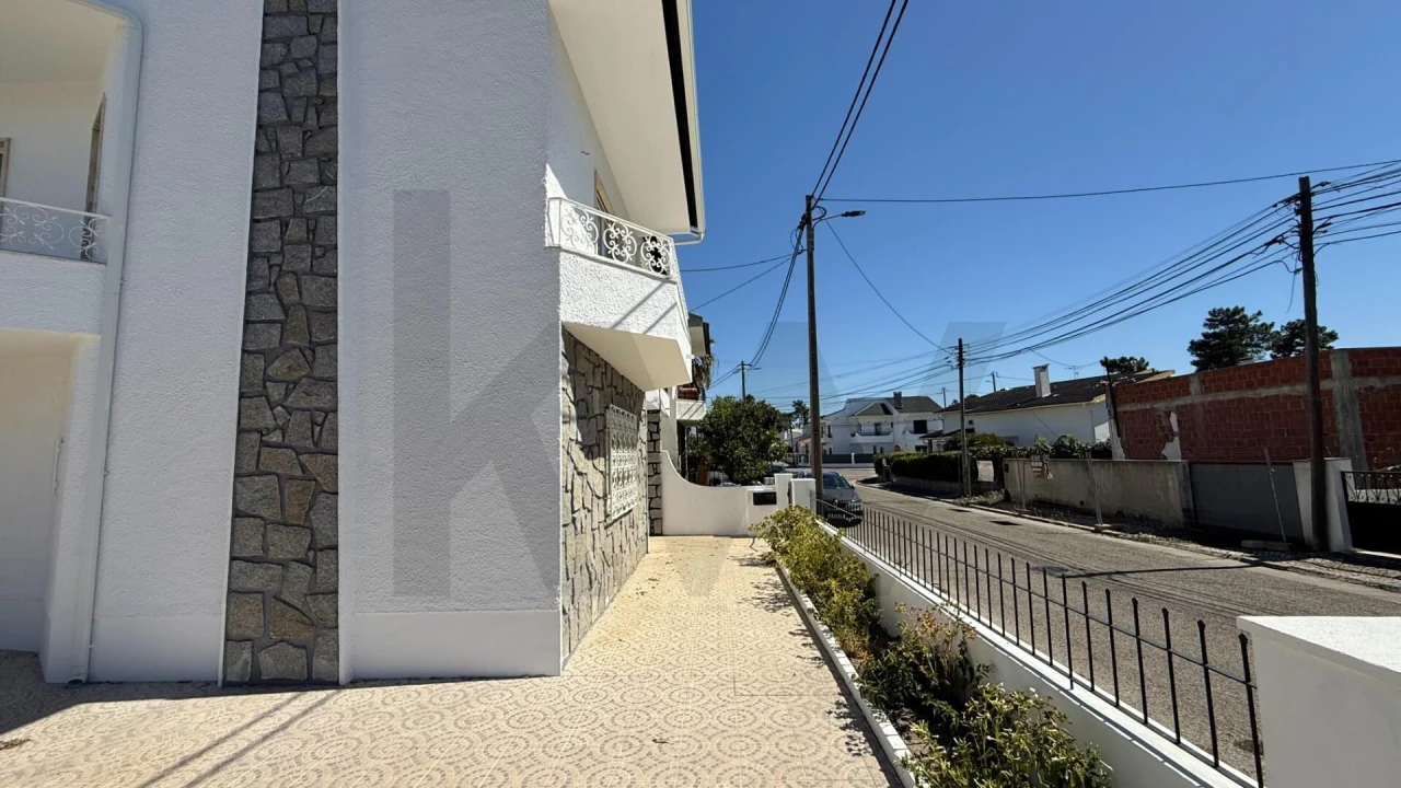 Moradia T5 para Venda em Amora Foto 3