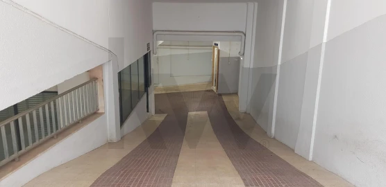 Armazém para Arrendamento em Águas Livres