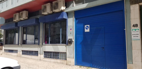 Armazém para Arrendamento em Águas Livres