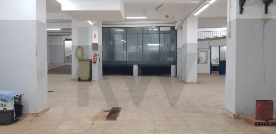 Armazém para Arrendamento em Águas Livres