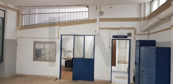 Armazém para Arrendamento em Águas Livres