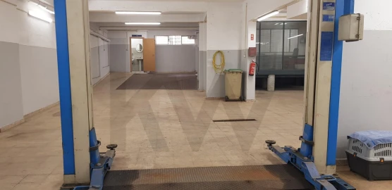 Armazém para Arrendamento em Águas Livres