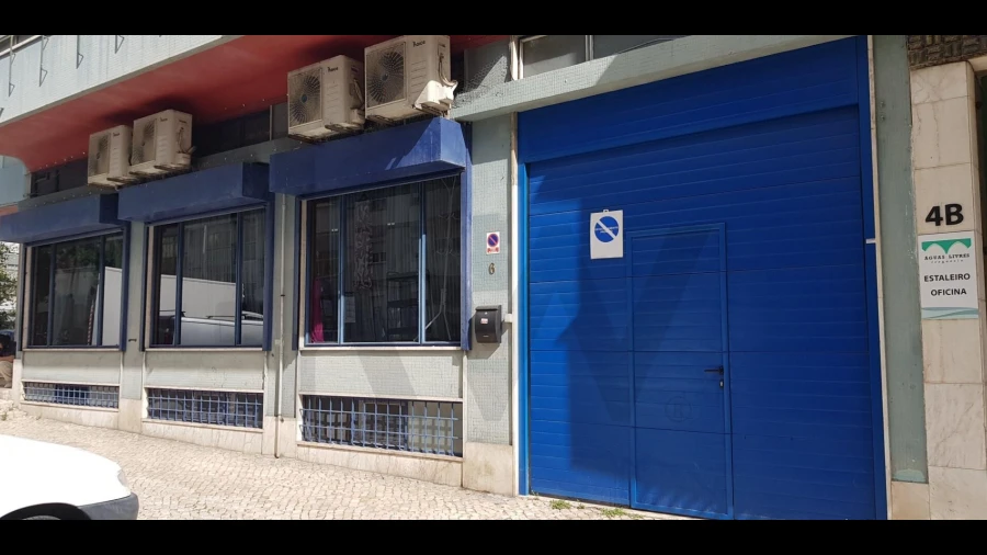 Armazém para Arrendamento em Águas Livres