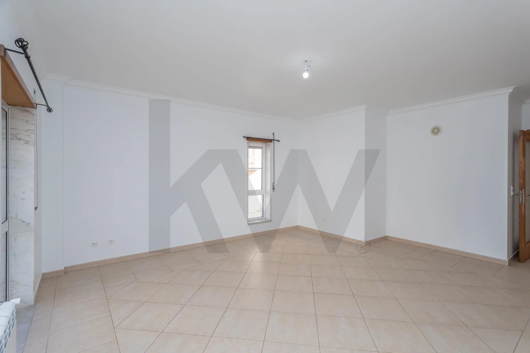 Apartamento T2 para Arrendamento em São Domingos de Rana Foto 5