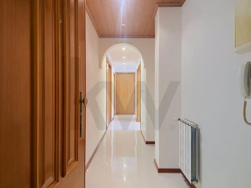 Apartamento T2 para Arrendamento em Santo António dos Cavaleiros e Frielas