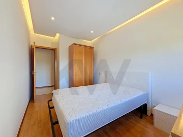 Apartamento T2 para Arrendamento em Santo António dos Cavaleiros e Frielas