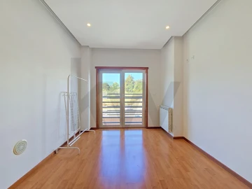 Apartamento T2 para Arrendamento em Santo António dos Cavaleiros e Frielas