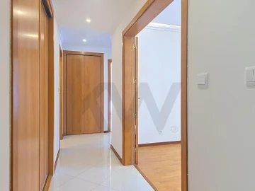 Apartamento T2 para Arrendamento em Santo António dos Cavaleiros e Frielas
