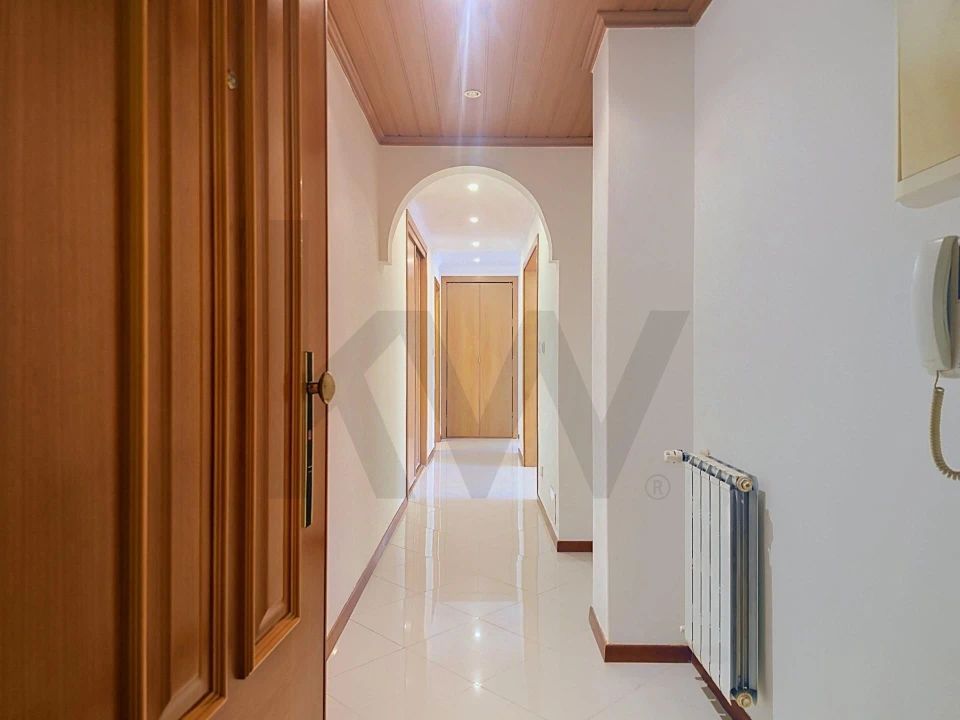 Apartamento T2 para Arrendamento em Santo António dos Cavaleiros e Frielas Foto 1