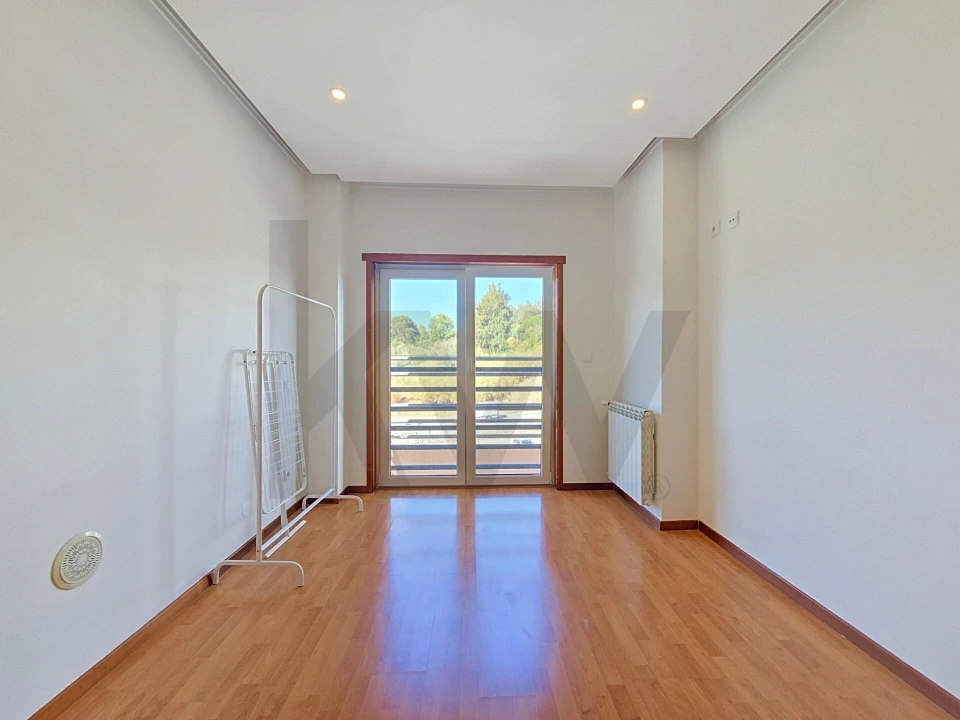 Apartamento T2 para Arrendamento em Santo António dos Cavaleiros e Frielas Foto 18