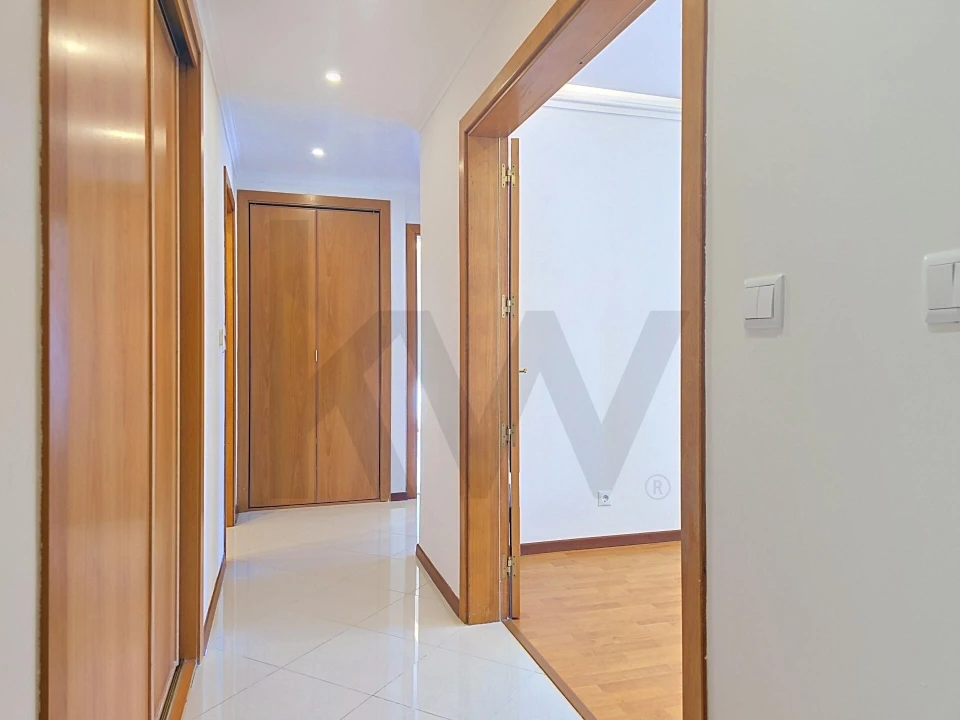 Apartamento T2 para Arrendamento em Santo António dos Cavaleiros e Frielas Foto 2