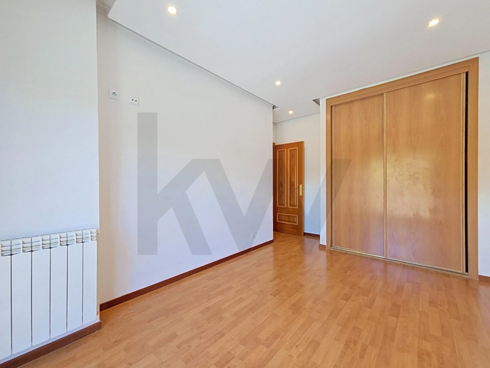 Apartamento T2 para Arrendamento em Santo António dos Cavaleiros e Frielas Foto 16