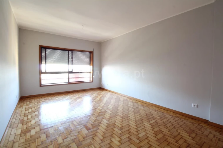 Apartamento T3 para Venda em Vilar de Andorinho Foto 2