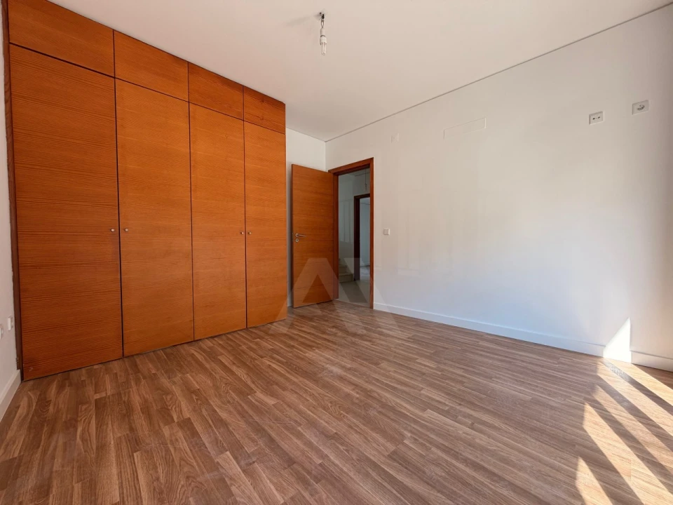 Moradia T4 para Venda em Mina de Água Foto 14