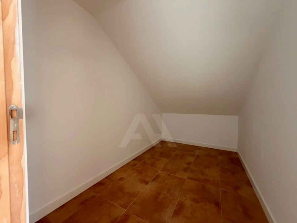 Moradia T4 para Venda em Mina de Água Foto 24
