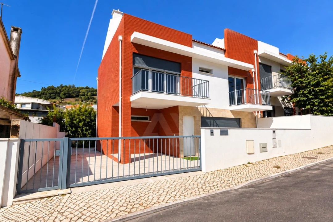 Moradia T4 para Venda em Mina de Água Foto 1
