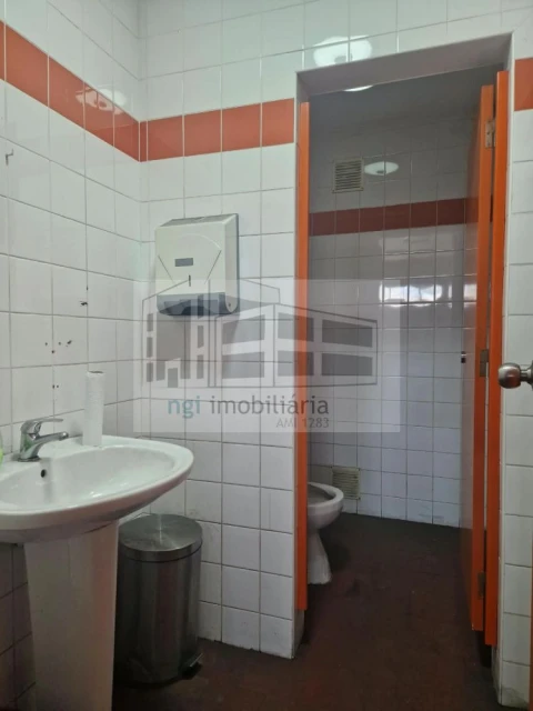 Loja para Arrendamento em Pontinha e Famões