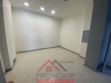 Loja para Arrendamento em Santo Tirso, Couto (Santa Cristina e São Miguel) e Burgães