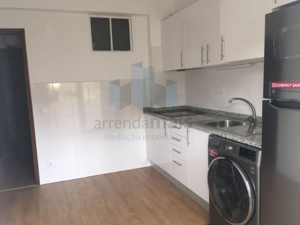 Apartamento T2 para Arrendamento em Sé Nova, Santa Cruz, Almedina e São Bartolomeu Foto 2