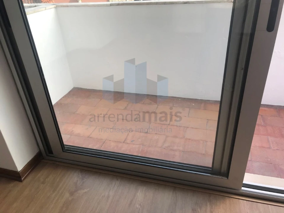 Apartamento T2 para Arrendamento em Sé Nova, Santa Cruz, Almedina e São Bartolomeu Foto 3
