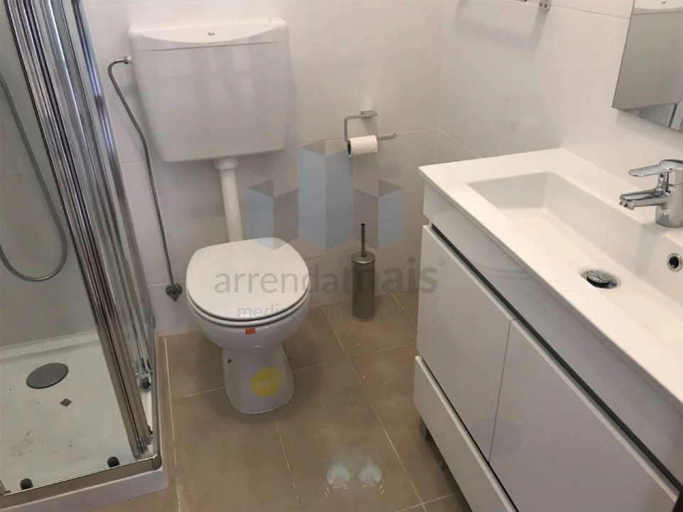 Apartamento T2 para Arrendamento em Sé Nova, Santa Cruz, Almedina e São Bartolomeu Foto 4