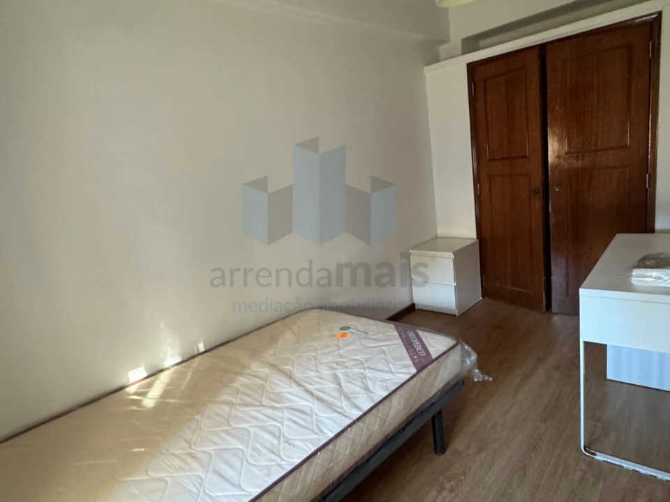 Apartamento T2 para Arrendamento em Sé Nova, Santa Cruz, Almedina e São Bartolomeu Foto 9