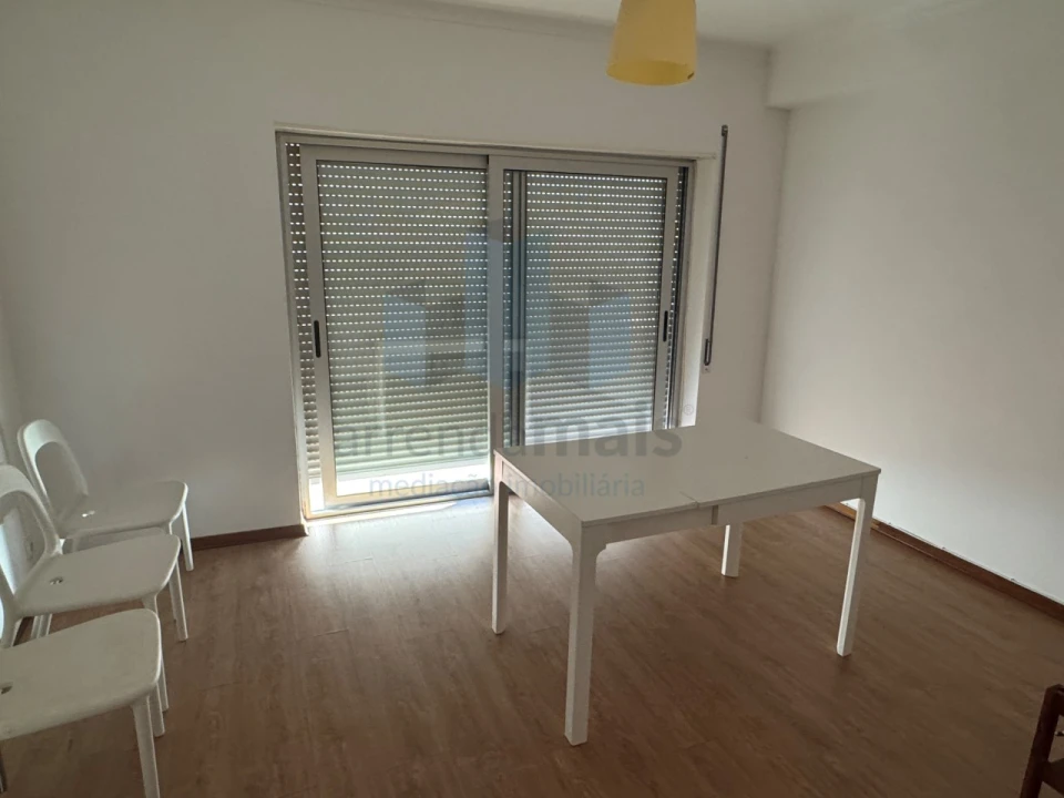 Apartamento T2 para Arrendamento em Sé Nova, Santa Cruz, Almedina e São Bartolomeu Foto 11